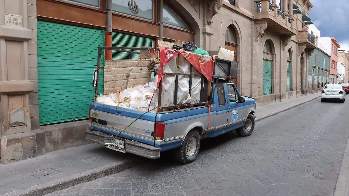 vehículos estacionados en banquetas (1)